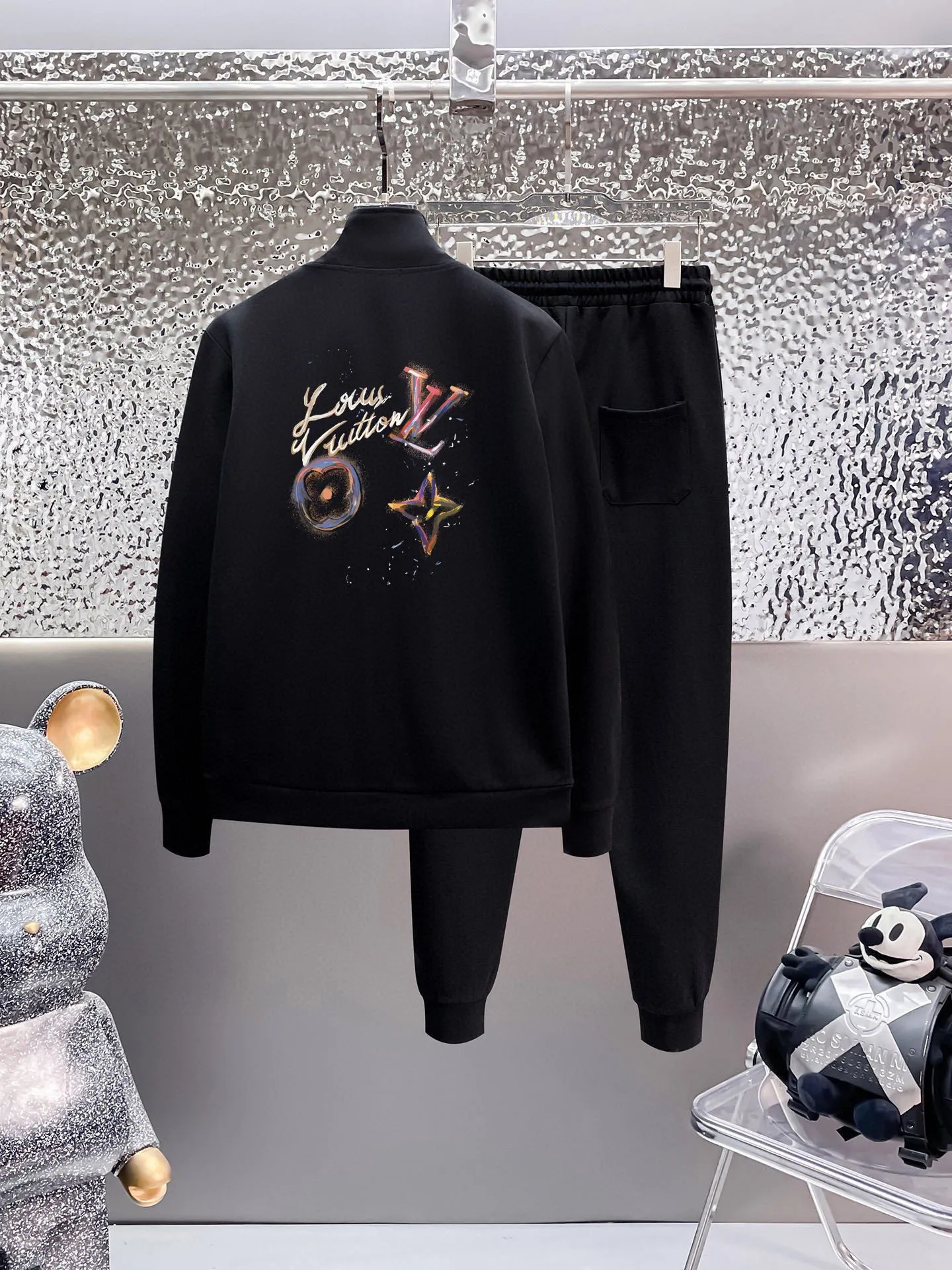 🅿️420 [LV Louis Vuitton] (Fat Man Gospel) hot-selling suit is coming. Focus on the original version of the official website. 2025 new hot-selling cardigan sweater suit. The original order is the best. 🇭🇰The meticulous work of top designers is dedicated to a fitting and perfect upper body effect. All-natural high-quality Roman cotton 100%, close-fitting comfort, noble and elegant! Original hardware embodies elegance and nobility! Counter size: M-5XL (maximum wear up to 220 pounds)